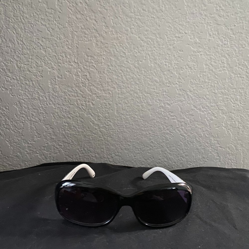 Juicy Sweet Pea Sunglasses Black with white